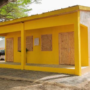 cote-d-ivoire-une-salle-de-classe-construite-avec-des-dechets-plastiques-re_swt1lio5wd copie