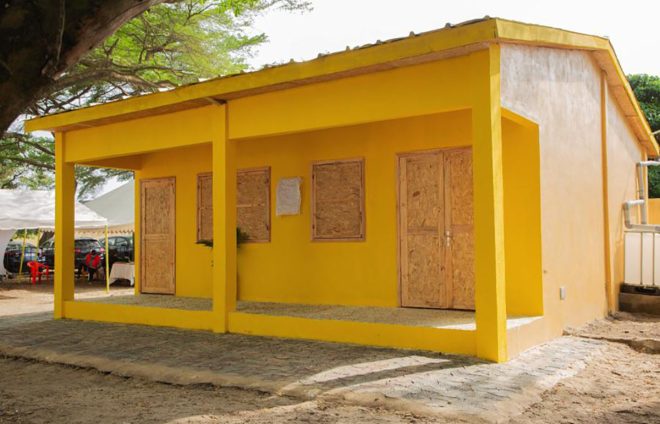cote-d-ivoire-une-salle-de-classe-construite-avec-des-dechets-plastiques-re_swt1lio5wd copie cote-d-ivoire-une-salle-de-classe-construite-avec-des-dechets-plastiques-re_swt1lio5wd copie